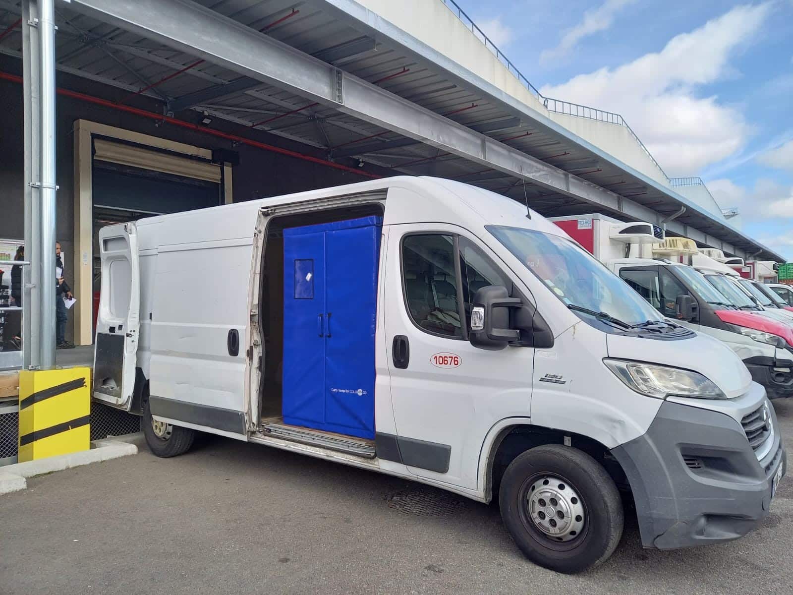 Camion frigorifique à quai avec solution isotherme pour transport alimentaire